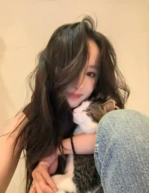 杨幂分享立夏美照，与猫咪贴贴超有爱