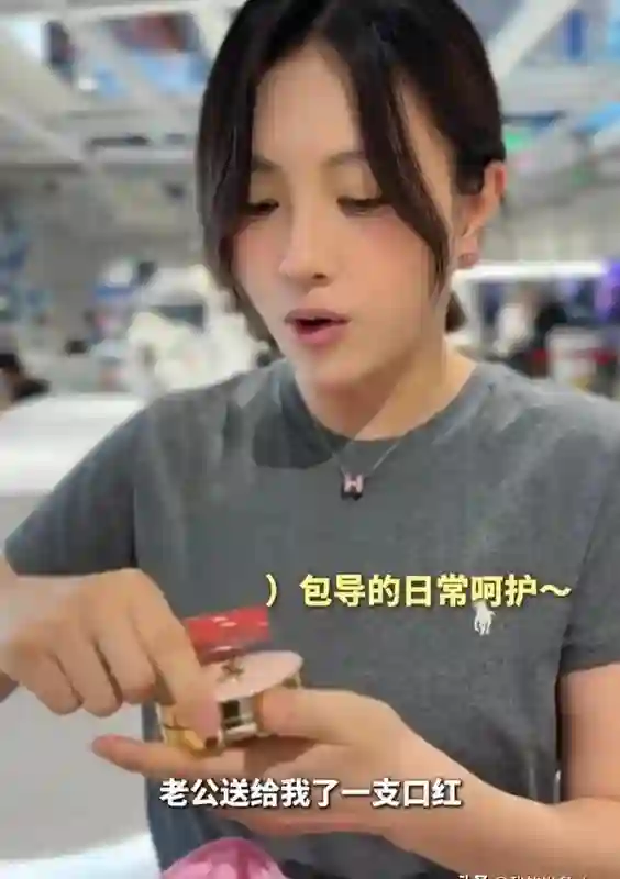 包文婧产后2个月出门接老公，包贝尔感动当众亲她，二胎后更腻歪