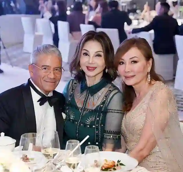 44岁林孝贤和41岁霍启山当伴郎，谢玲玲盛装出席婚宴，并在线催婚