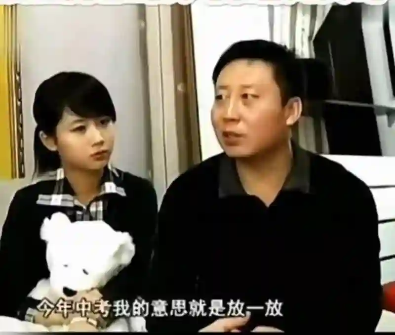 杨紫又翻车了，私下路透照片脸部僵硬垮脸老态，网友直呼撞脸蔡明