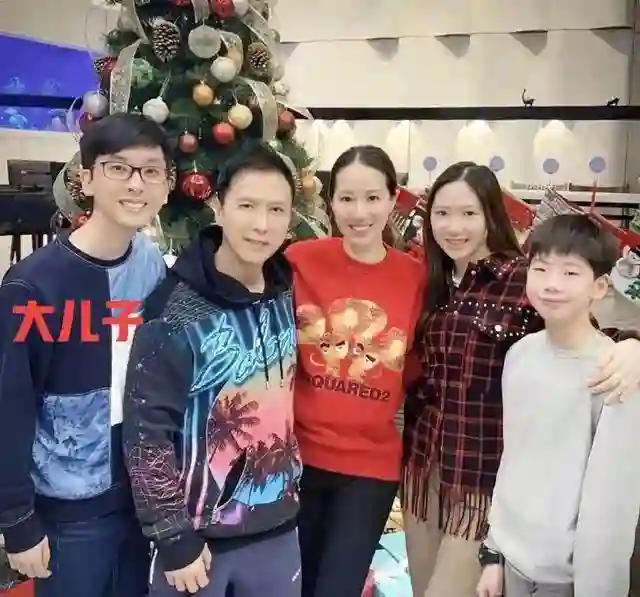 62岁甄子丹在香港，为大儿子庆生，甄文卓高大帅气，父子长得好像