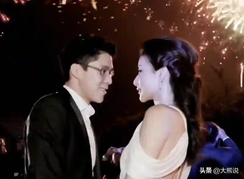 郭晶晶儿子罕见露脸，被夸外国帅哥范儿，跟妹妹三人共用一张脸