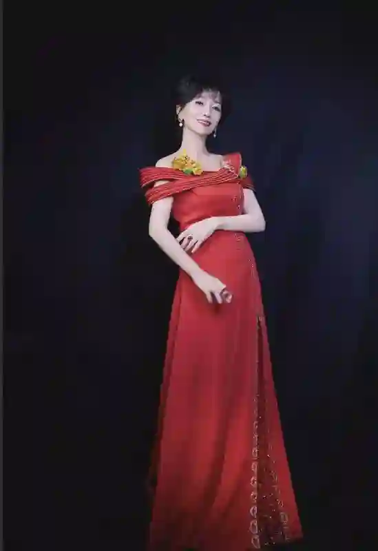 72岁赵雅芝草原秀，15厘米高跟鞋让人惊艳不已！