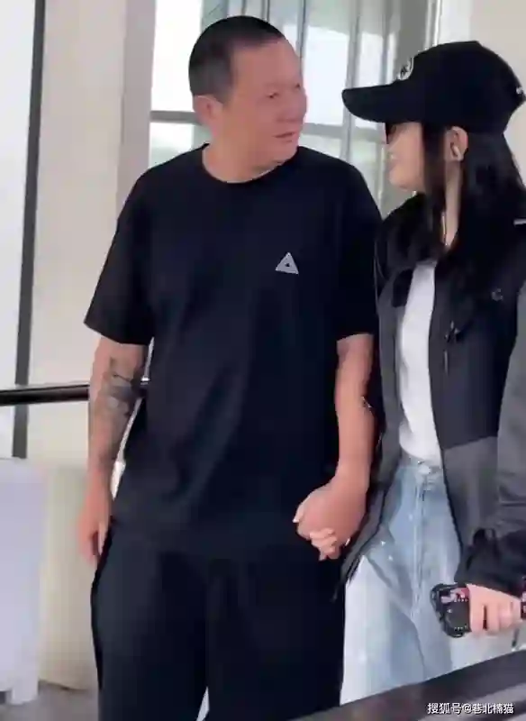 梅婷回京老公曾剑现身接机，黑衣装扮“老人味”明显，牵手像父女