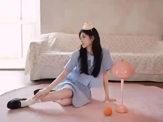 鞠婧祎蓝格裙扮蛋糕少女！甜妹感直接拉满