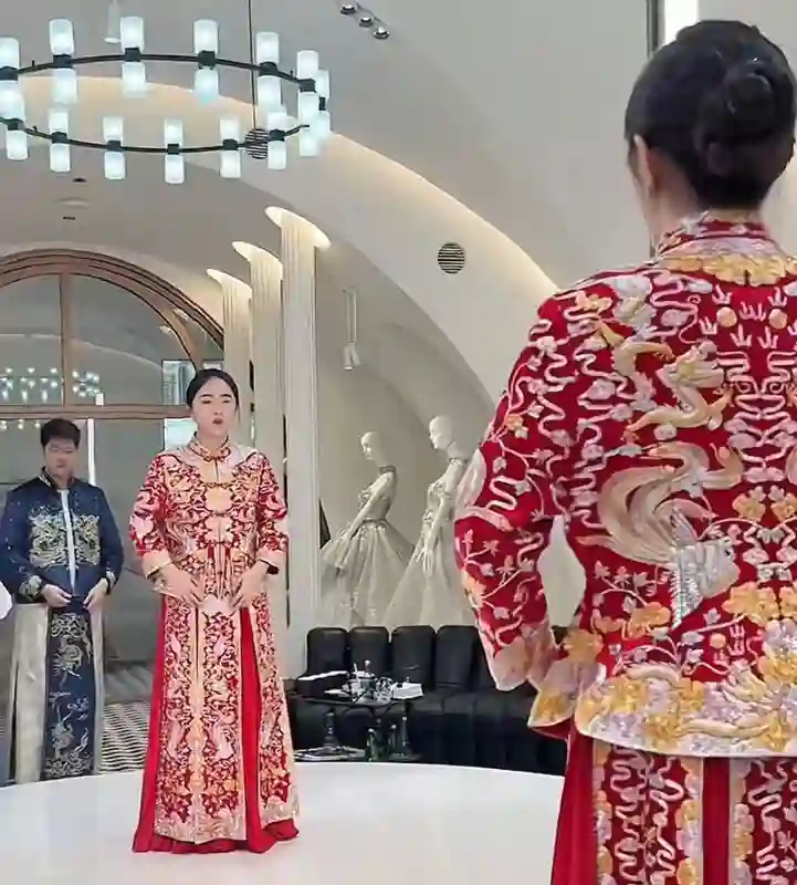 金龟子31岁女儿惊艳婚纱照曝光！三年等待，终于补办了“童话婚礼”！