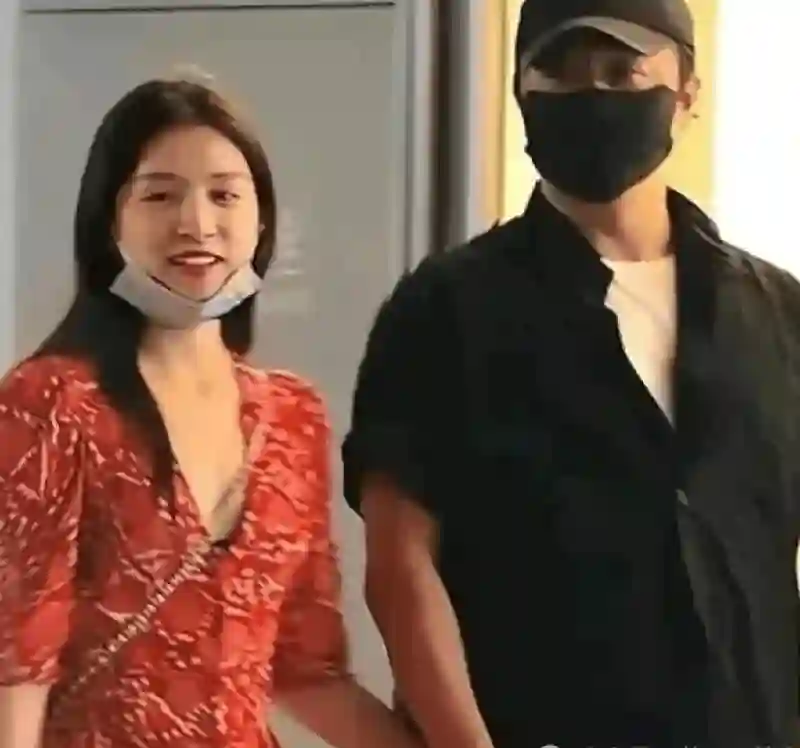 陈思诚与小21岁女友约会被偷拍，女方素颜美似小仙女，美貌气质不输佟丽娅