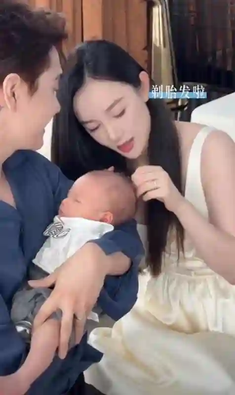 张檬儿子满月，有韩国名与英文名，送金锁金碗，产后越来越漂亮