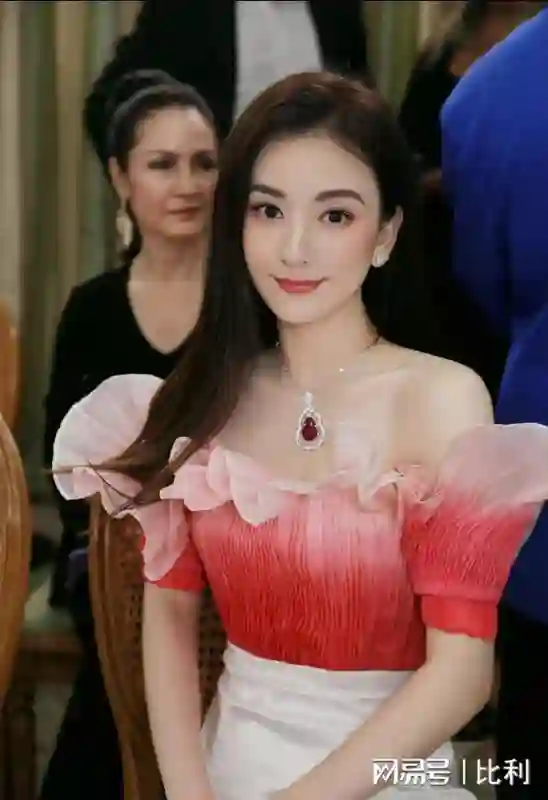 郭富城一家亮相马场：女儿高清正面曝光，方媛小腹微凸引三胎猜测