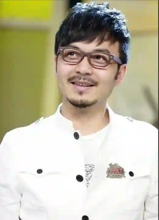 汪涵约周笔畅咖啡店叙旧，眼袋好大长了老年斑，两人坐街边像父女