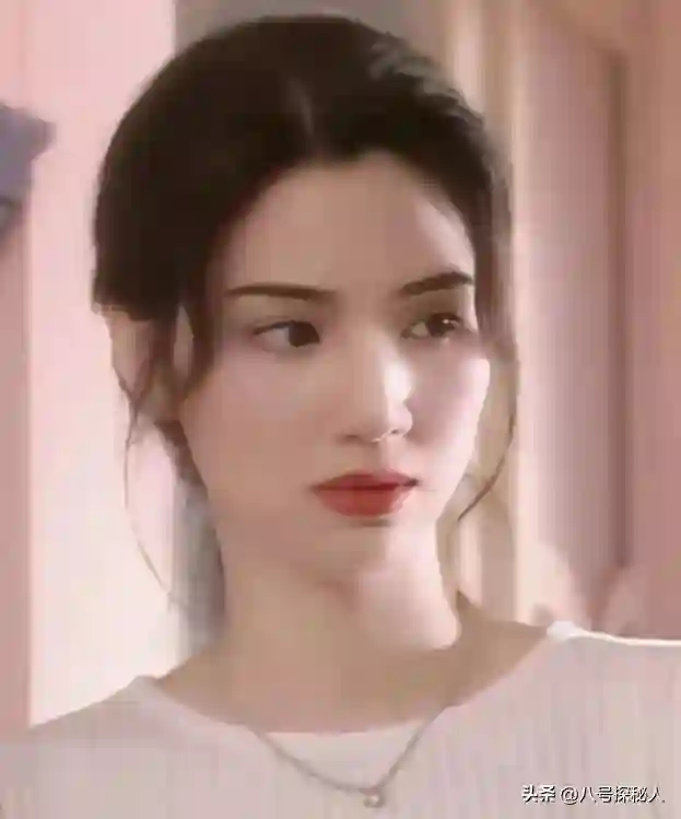 被大佬捧上位，与富商闪婚闪离，未婚生子遭抛弃的她，后来怎样？