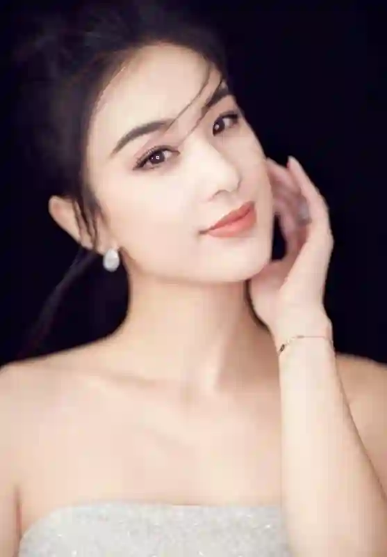 黄圣依独闯江湖，演绎狠角色，星光闪耀难挡