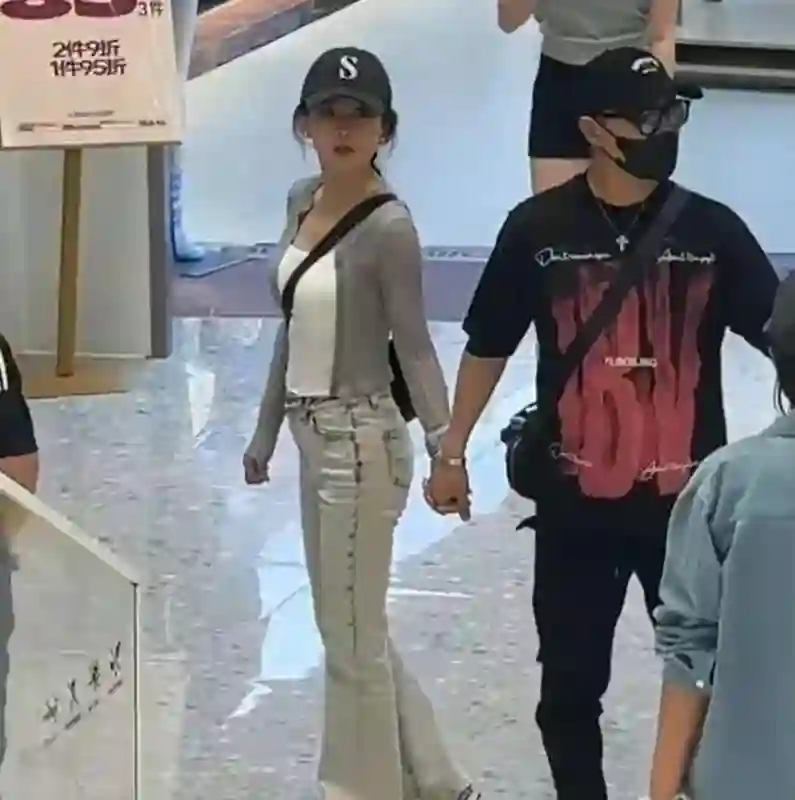 汪峰女友森林北近照曝光，膝盖上淤青明显，在日本药店买药引热议