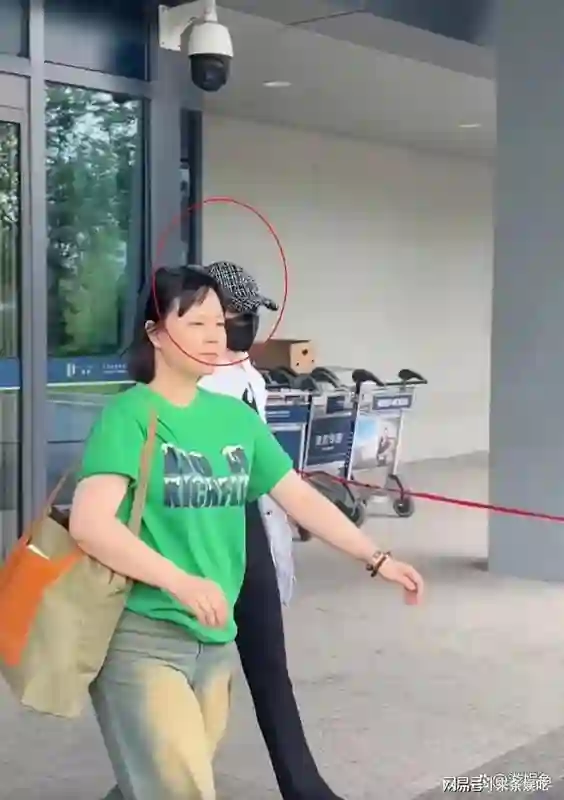 44岁阿娇胖出新高度，穿着宽松被保安嫌弃撇嘴