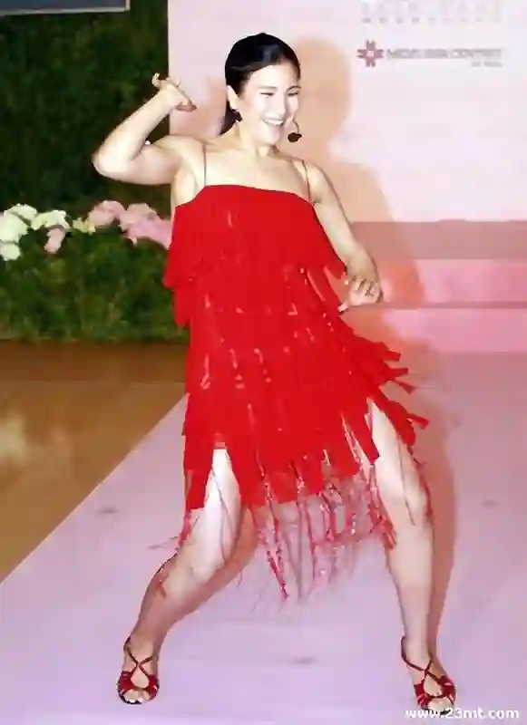 郑佩佩女儿近况曝光：和妈妈超像，在美国当老师，混血儿子很可爱