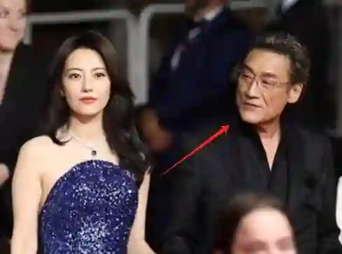 不露面不知道，一露面吓一跳！这些明星怎么突然老得连面相都变了
