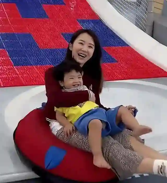 李念带三胎儿子游乐场疯玩，宝贝白白胖胖萌态百出，长得超像妈妈