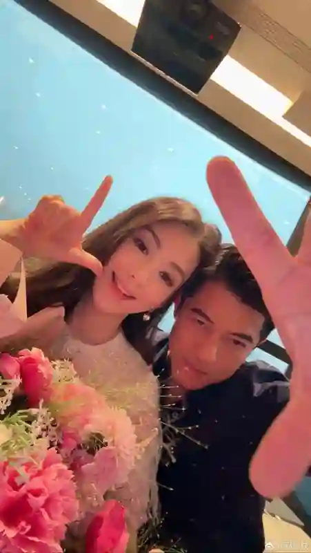 方媛看老公演唱会！待遇升级坐包厢配三个保镖，郭富城赚钱动力足