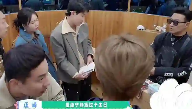 离婚两年，汪峰用求婚规格给宁静庆生，彻底撕碎章子怡最后的体面