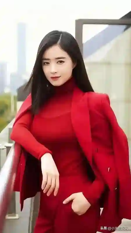 一边官宣喜讯，一边深陷舆论，42岁的蒋欣凭什么呢？