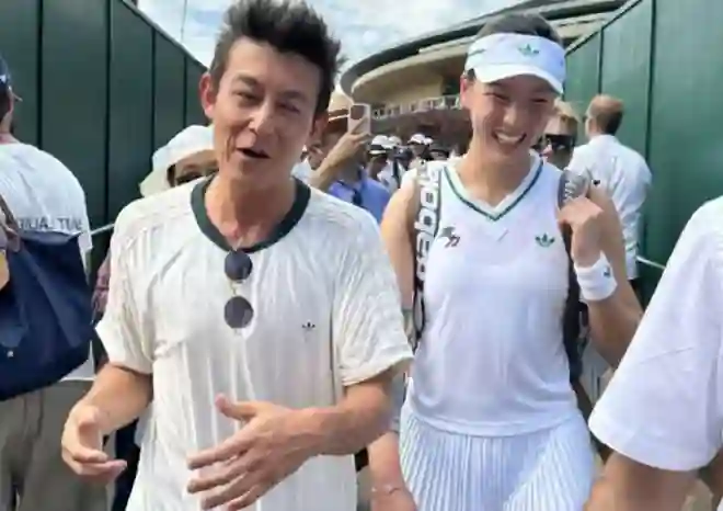 陈冠希带8岁女儿来伦敦中国城，冠希哥颜值越跑越偏，女儿也是高级脸