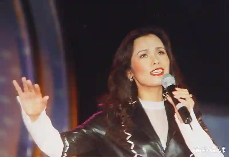 天后韦唯大儿子罕见同框，帅气儿子迷人眼，60岁韦唯逆龄状态惊艳