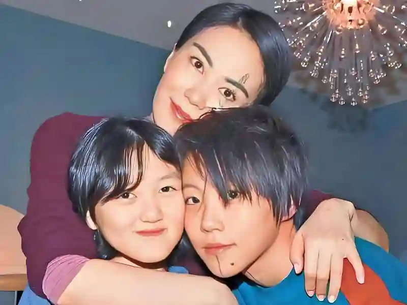 王菲小女儿抽烟？李嫣夹烟照曝光，母女仨都是烟民，网友褒贬不一