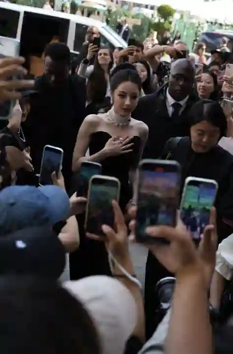 巴黎这一夜：迪丽热巴再捂胸名场面，辛芷蕾肿了，向佐穿了个啥