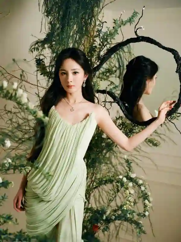 杨幂嫩绿开衩裙造型惊艳，化身森林精灵秀出迷人美腿