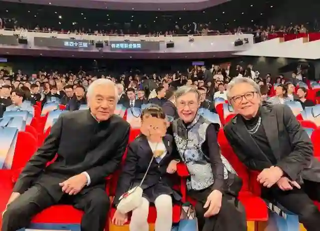 68岁尔冬升携9岁女儿现身香港金像奖，女友罕见露面，撞脸汤唯！