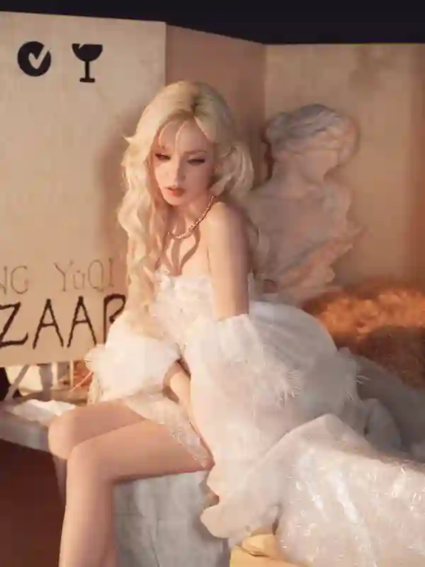 宋雨琦白裙金发似芭比，窈窕性感超吸睛