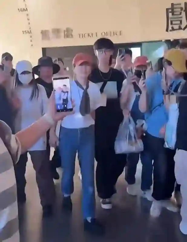 Selina和Ella去看Hebe演唱会，SHE变相再合体，Selina感动落泪