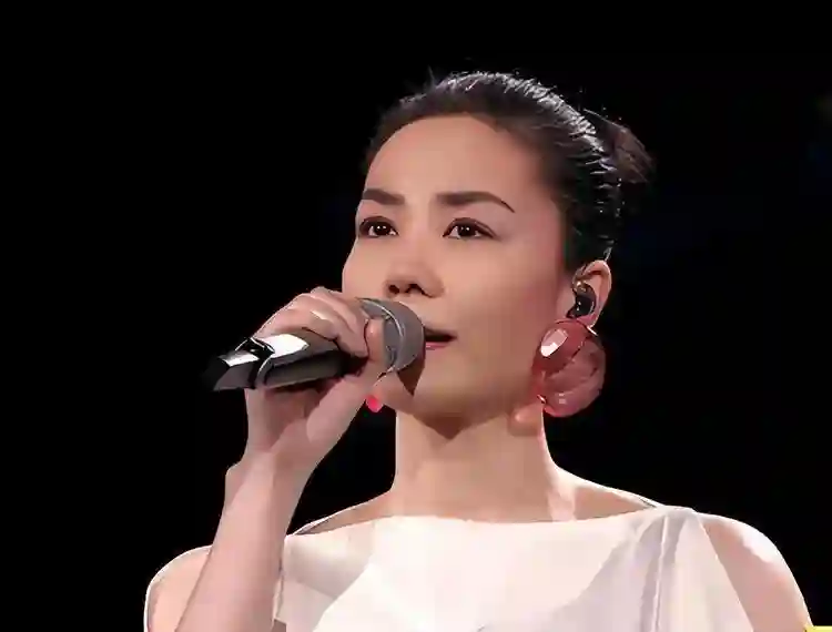 12年后，再看李亚鹏现任妻子海哈金喜，才懂她和王菲谁更“精明”