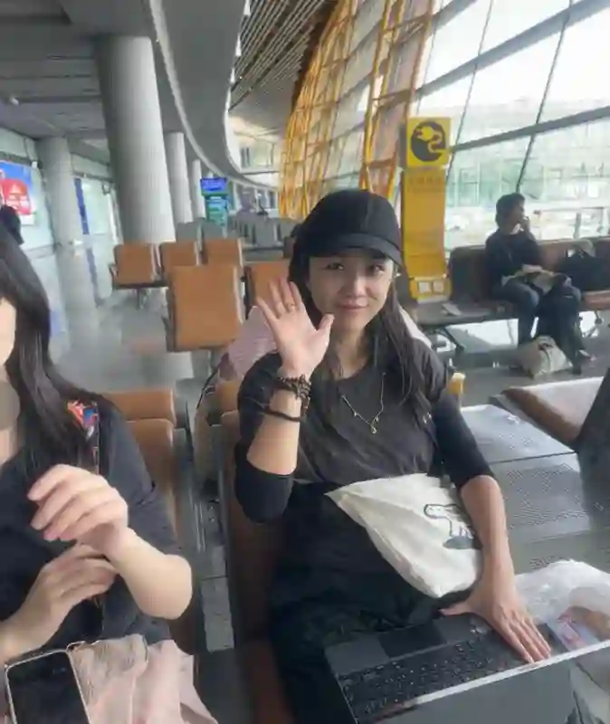45岁汤唯机场偶遇：休息室素颜现身，李安眼光果然独到