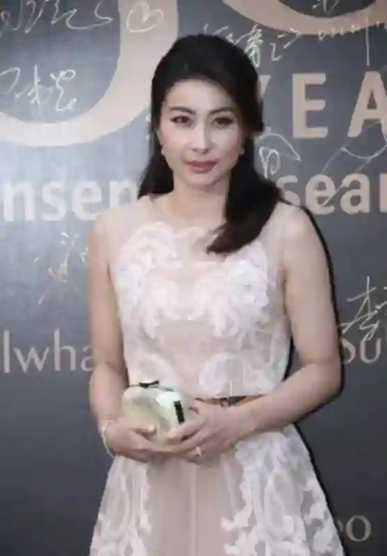 当陈红撞衫郭晶晶，瞬间领悟明星与贵妇的气质差距，谁更吸引人？