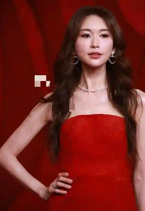 林志玲，终究躲不过岁月蹉跎，50岁轮廓下垂，一脸的医美痕迹