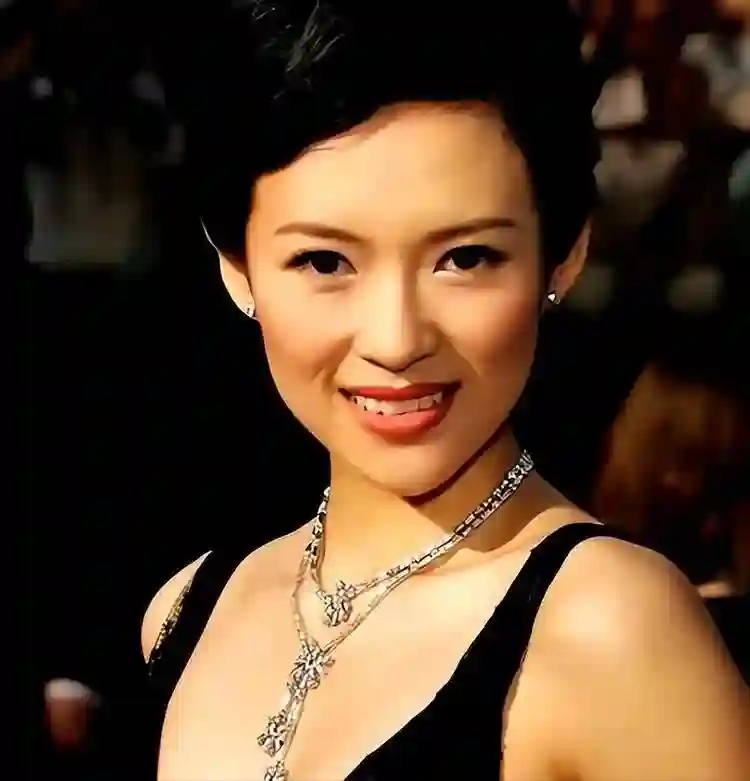 曾黎机场落泪！曾靠美貌“征服”众人,如今为何上演“苦肉计”