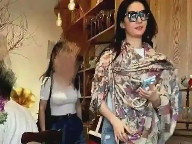 刘亦菲素颜聚会，夹菜瞬间曝光，网友们都惊呆了！