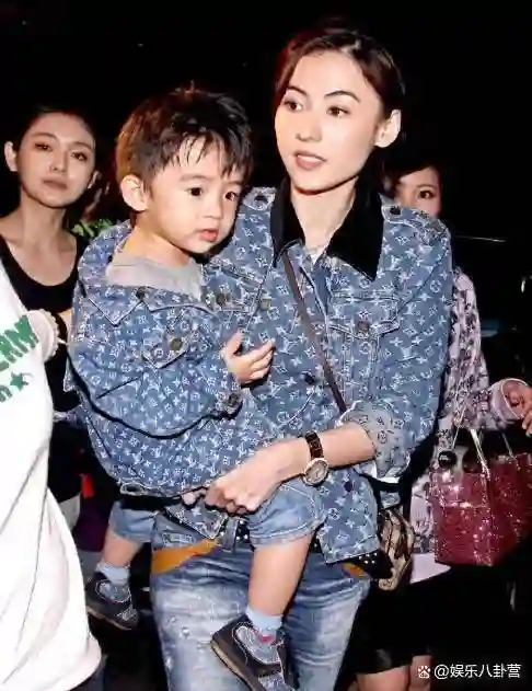 Lucas希望父母复合！弟弟被谢霆锋带走后，张柏芝崩溃到不照镜子