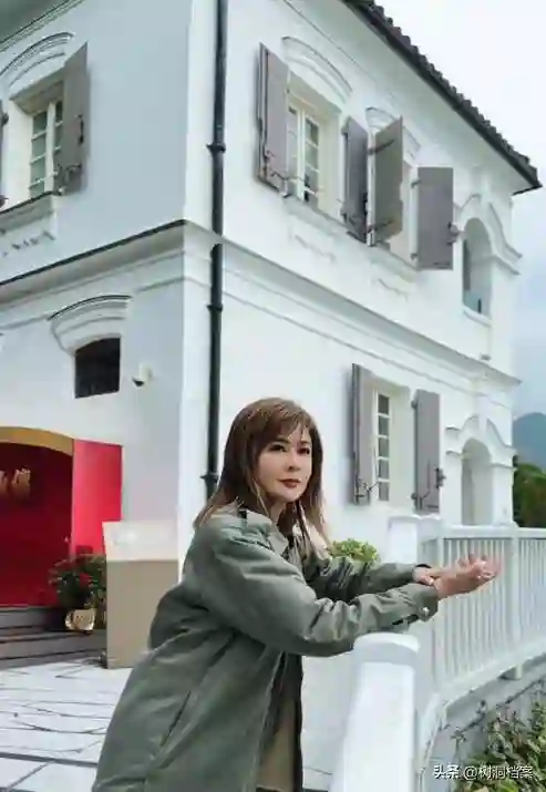 62岁关之琳近况：房子很大钱很多，以狗为伴，弟弟是她晚年的依靠