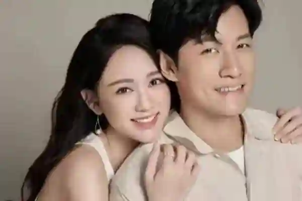 哇塞！陈乔恩46岁生日穿低胸裙和老公约会甜蜜，身材竟似少女？