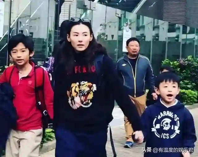 单亲家庭太心酸，17岁谢振轩只出一招，45岁谢霆锋“成了笑话”