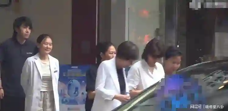 董卿52岁近况曝光，走路需助理搀扶引发健康担忧