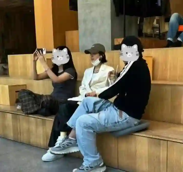赵丽颖带儿子返回上海，母子同框幸福满溢，赵丽颖粉色短发超抢镜