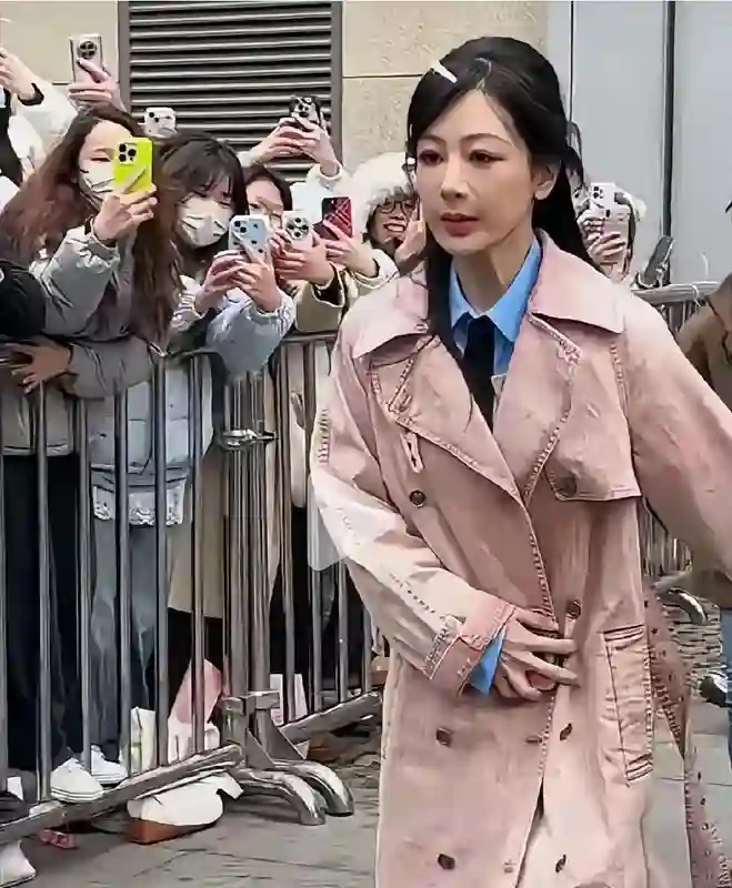 杨紫又翻车了，私下路透照片脸部僵硬垮脸老态，网友直呼撞脸蔡明