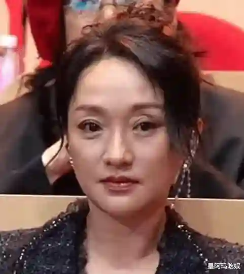 50岁周迅为何如此苍老？无美颜皱纹满脸，宛如乡村老妪