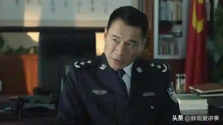 演员丁海峰携妻儿再回淄博祭祖，19岁儿子罕见出镜，妻子穿着朴素