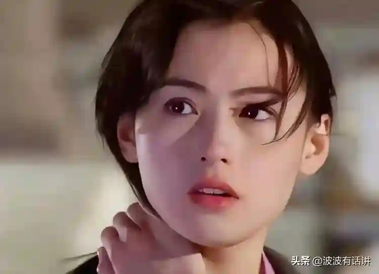 大儿子18岁，二儿子15岁，小儿子7岁，如今45岁依旧美得很惊艳！