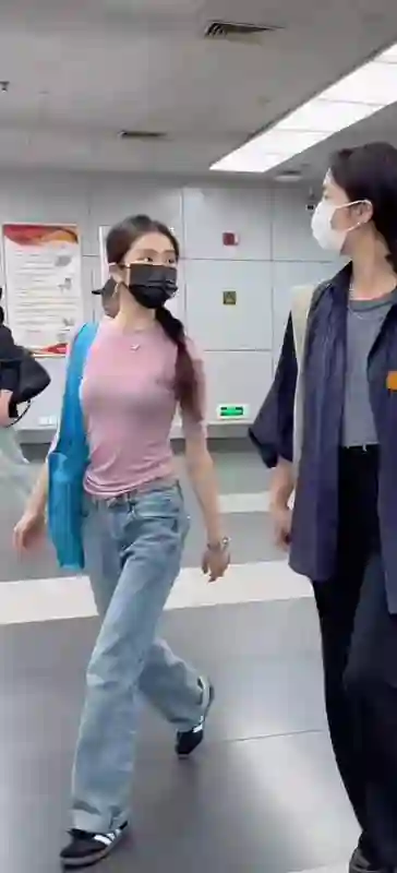 黄多多回国生图曝光！比孙莉矮半个头却美上热搜，口罩也难挡气质