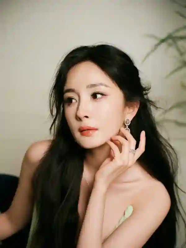 杨幂嫩绿开衩裙造型惊艳，化身森林精灵秀出迷人美腿